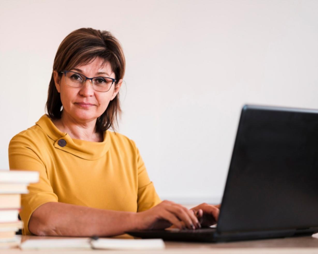 Equipo de ultravimonea trabajando en análisis financiero